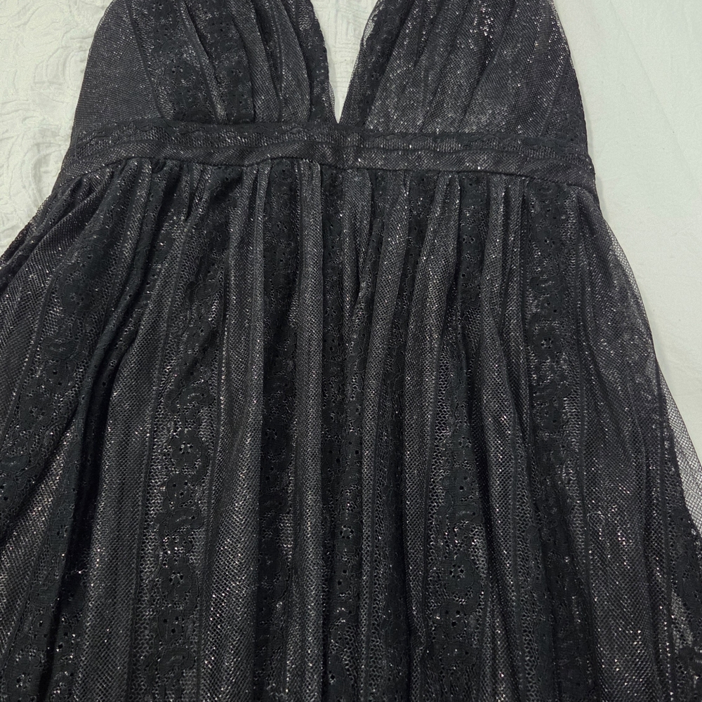 Elegant Black Gown With Crossed Back